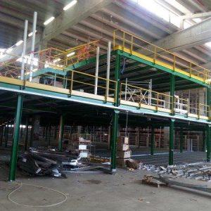 scaffalature metalliche industriali a soppalco usate per magazzini